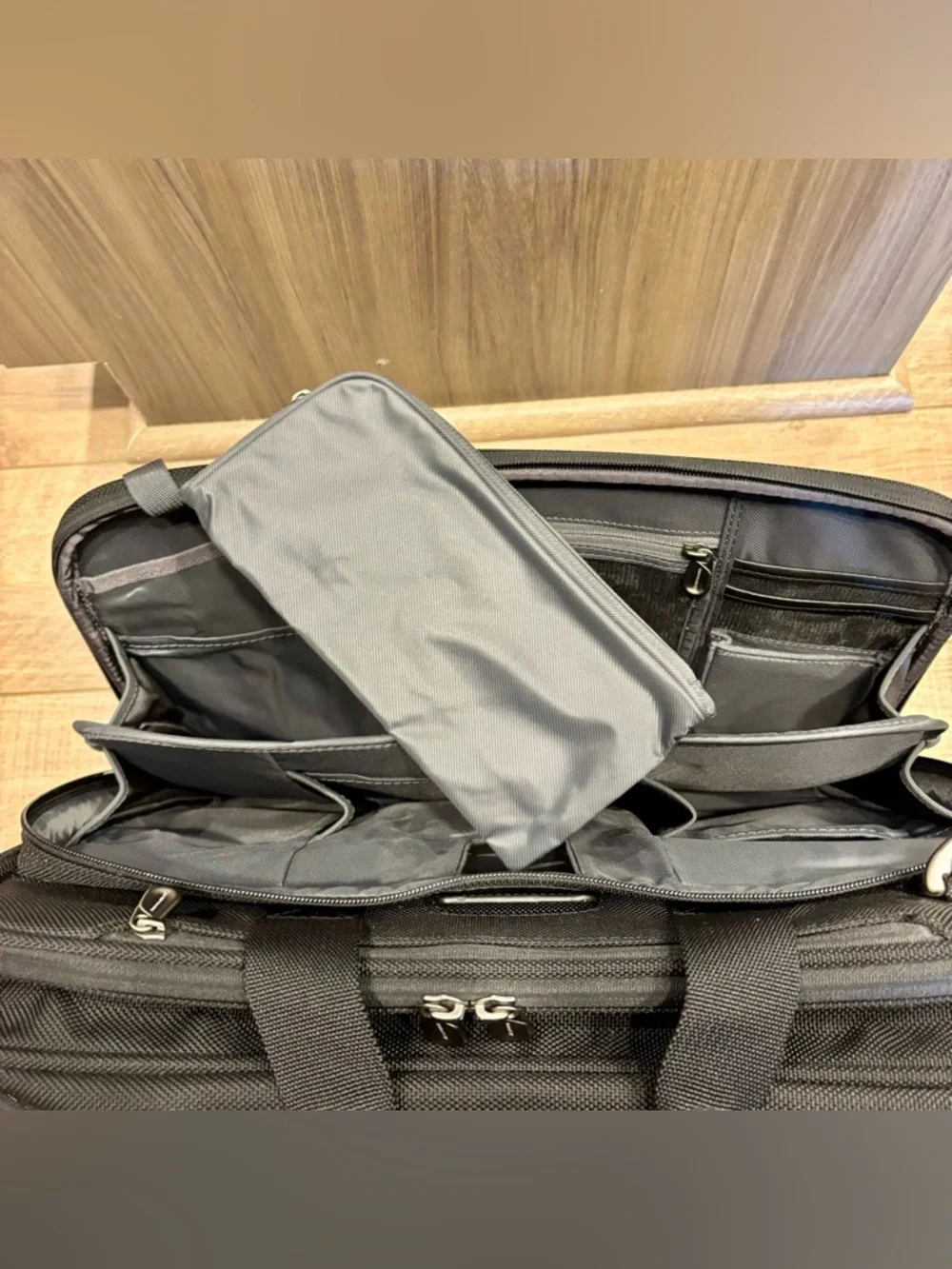 Briggs & Riley Large Travel Brief - Picture 11 of 13